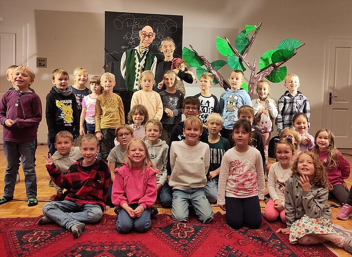 Kinder der Volksschule Feldkirchen beim Figurentheather Felix im Baum