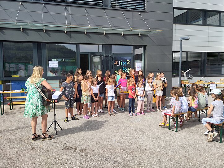 Der Chor der Volksschule Feldkirchen hat ein eigenes Klimalied vorgetragen